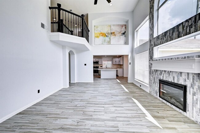 Building Photo - 12915 Stratford Heights Dr