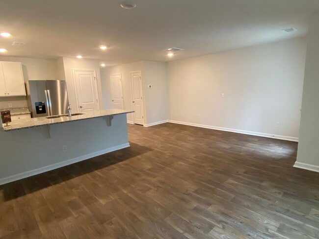 Building Photo - 3 bed 2.5 bath!