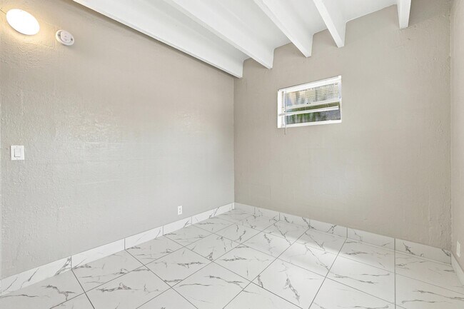 Building Photo - 812 19th St