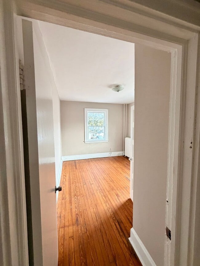 Building Photo - Huge townhome available. Four bedrooms three bath.