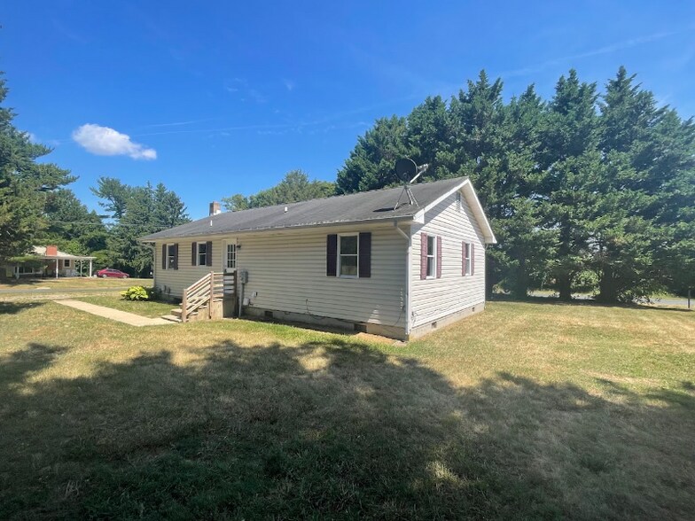 Building Photo - 539 Round Top Rd