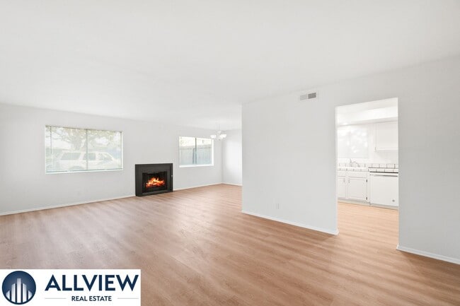 Building Photo - Gorgeous, updated 3 bed, 2 bath home in th...