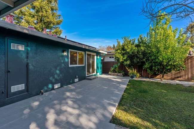 Building Photo - Beautifully remodeled 3-bedroom, 2-bathroo...