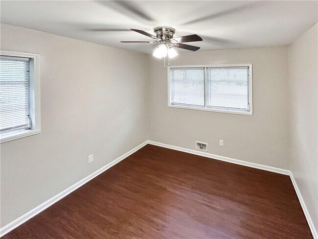 Building Photo - 4239 Pinetree Dr