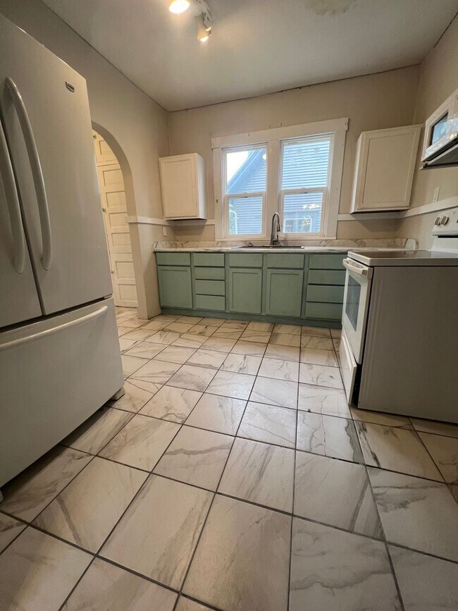 Building Photo - 915 5th Ave N