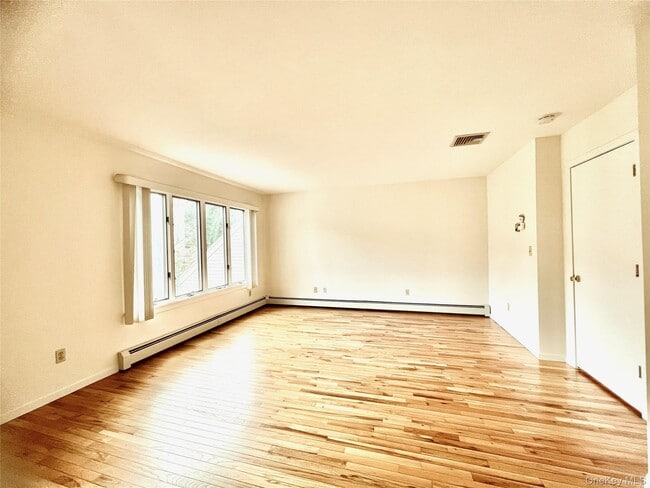 Building Photo - 15 Evon Ct