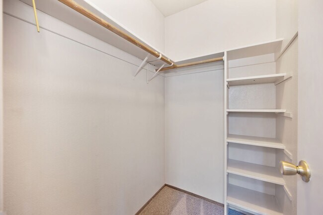 Building Photo - Prime location near downtown, airport, din...