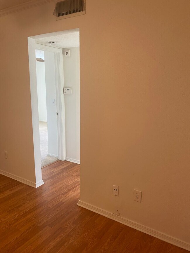 Building Photo - Great 2 Bedroom Condo !
