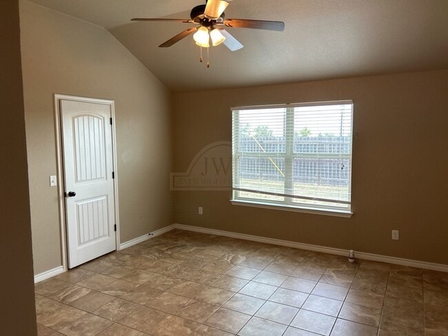 Building Photo - 406 Sladecek Dr