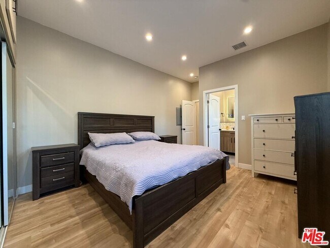 Building Photo - 10905 Olinda St