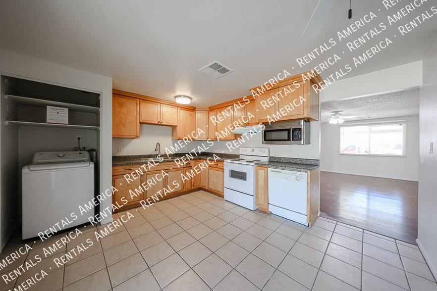 Building Photo - 3550 E Voltaire Dr