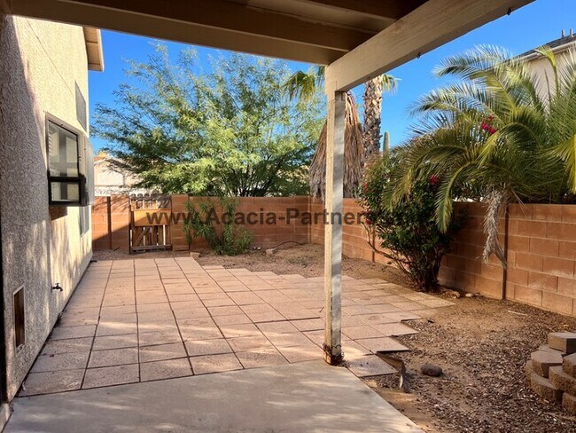 Building Photo - NW Three Bedroom/ 2 1/2 Bath Home