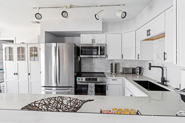 Building Photo - 301 S Front St