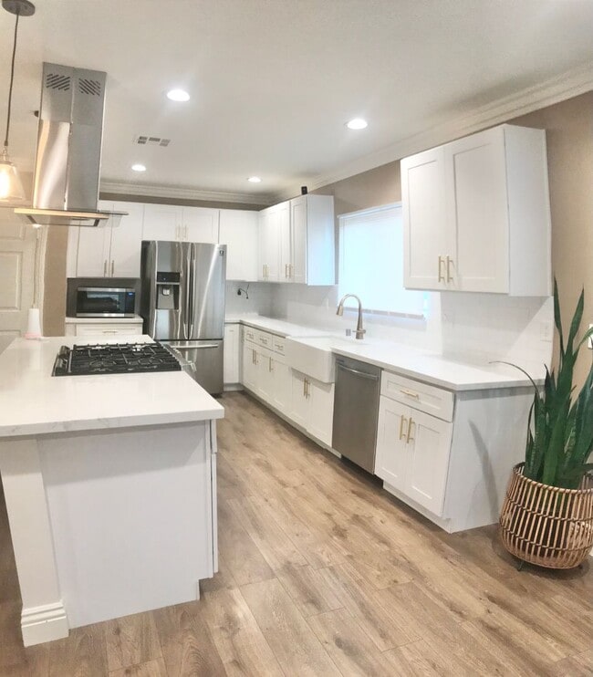 Building Photo - Gorgeous 3 Bedroom 2 Bath Updated House for Lease Near SoFi!