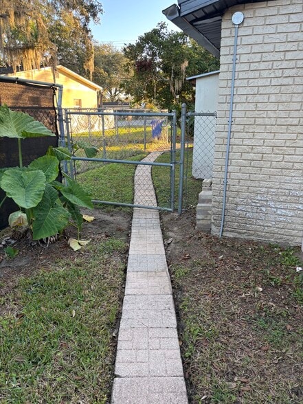 Building Photo - 2020 Lee Dr