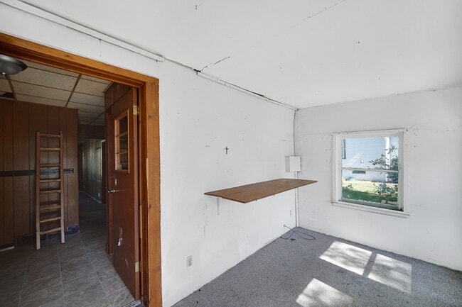 Building Photo - 123 W Waupansie St