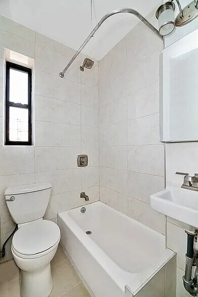 Building Photo - 380 S 4th St