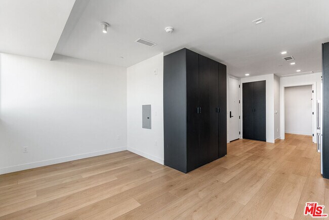 Building Photo - 3688 Overland Ave