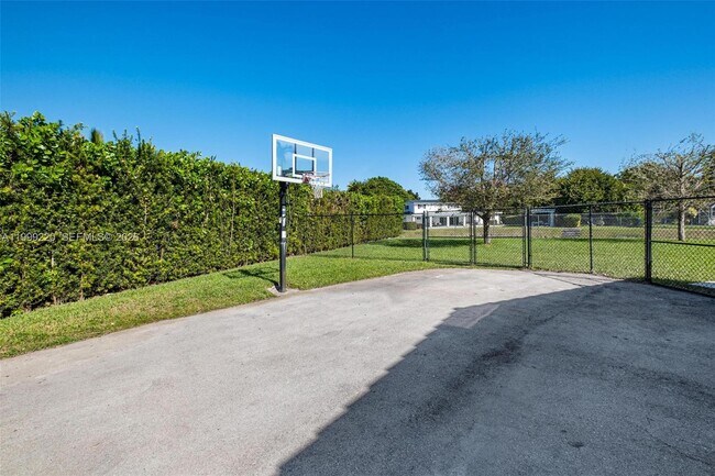 Building Photo - 11401 SW 72nd Pl