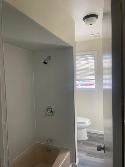 Building Photo - 242 Union Ave