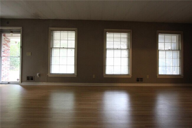 Building Photo - 2944 Piedmont Dr
