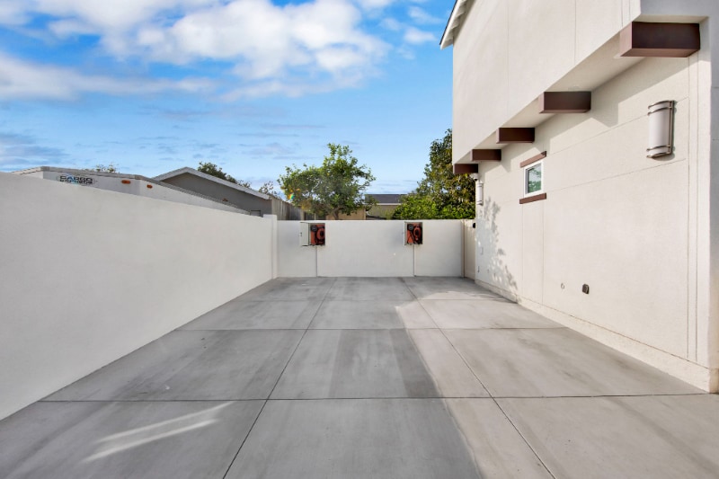 Building Photo - 2354 E Poppy St