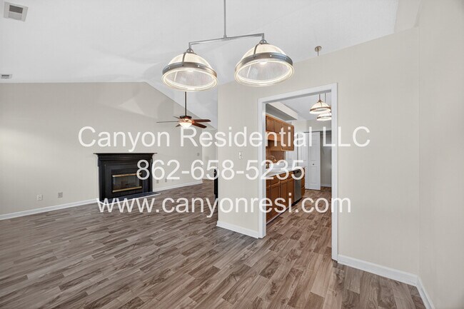 Building Photo - 2035 Ardmore Village Ln