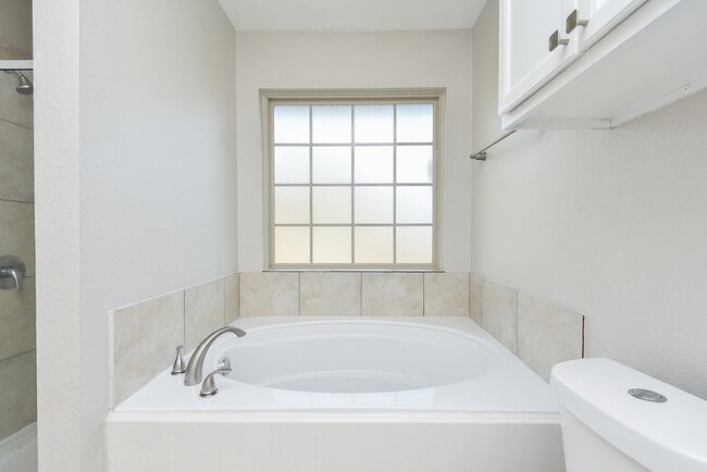 Building Photo - 946 Oak Falls Dr