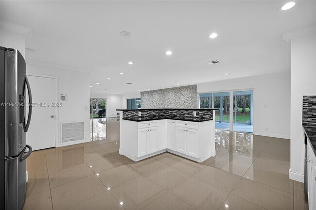 Building Photo - 820 E Cypress Ln