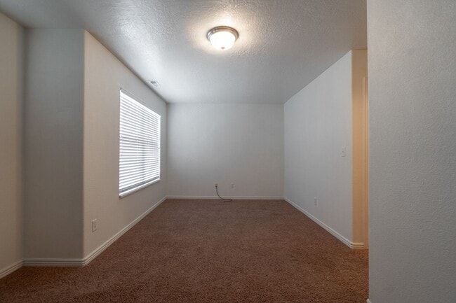 Building Photo - Hidden Valley Townhome For Rent!