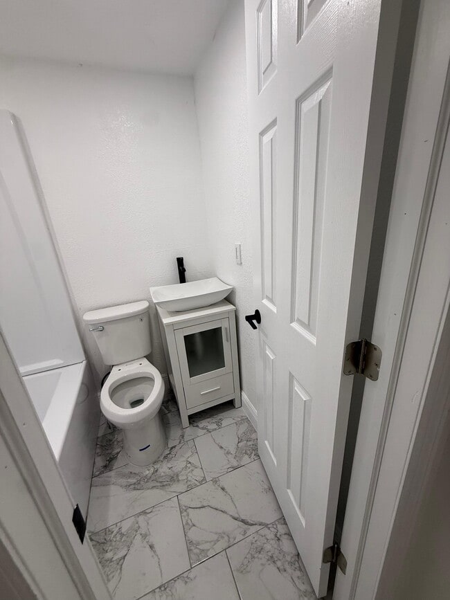 Building Photo - 6502 W Clifton St