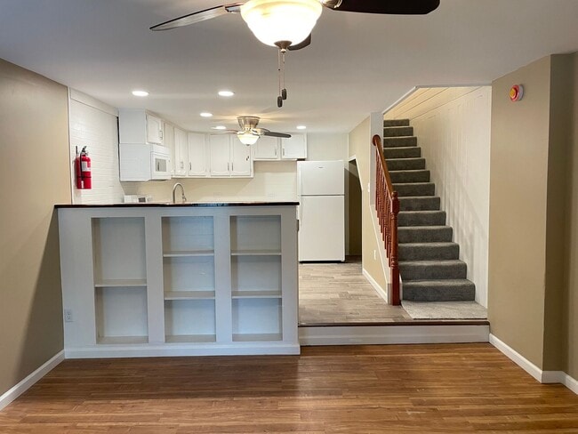Building Photo - Newly Updated 4 Bedroom 1 Bathroom Townhom...