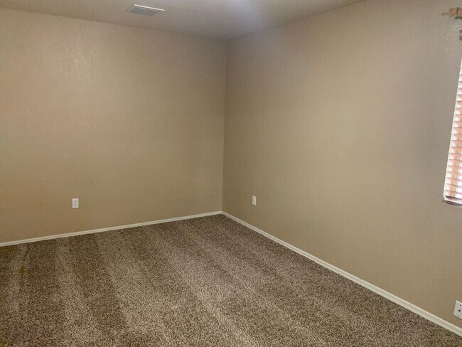 Building Photo - Wonderful 3 bedroom 2.5 bath home located in the golf course community of Western Skies