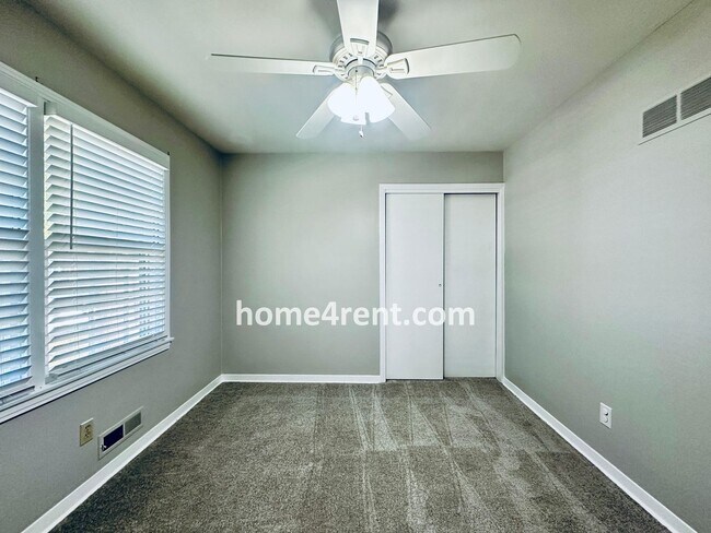 Building Photo - Attractive Overland Park Home w/ Wood Floo...