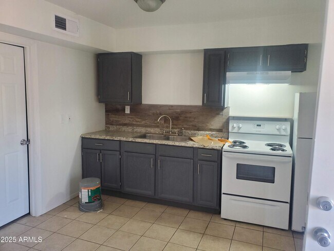 Building Photo - 846 E Wier Ave