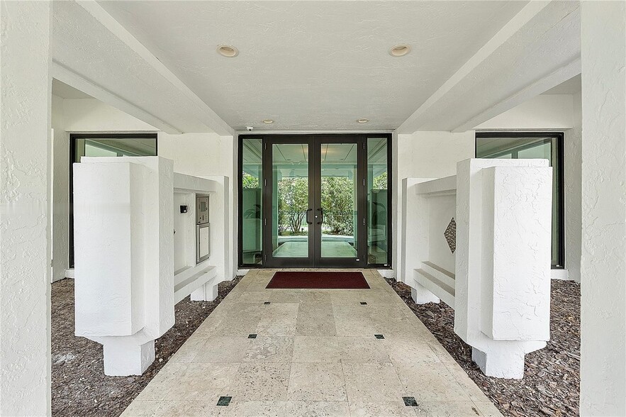 Building Photo - 1600 S Bayshore Ln