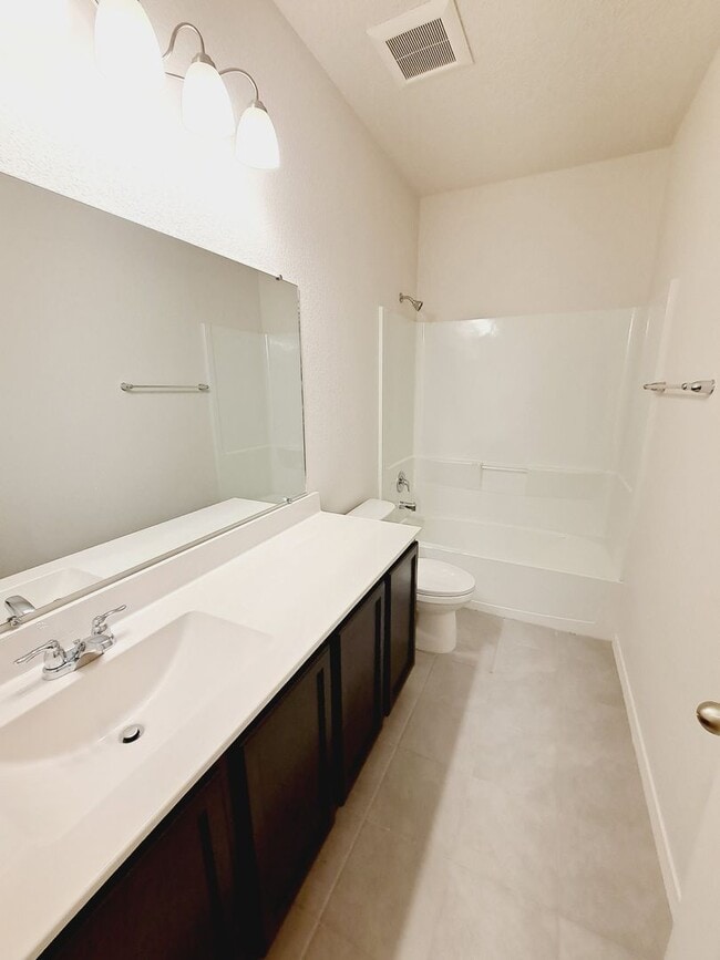 Building Photo - Beautiful 3 Bedroom 2 Bathroom located in Huning Ranch