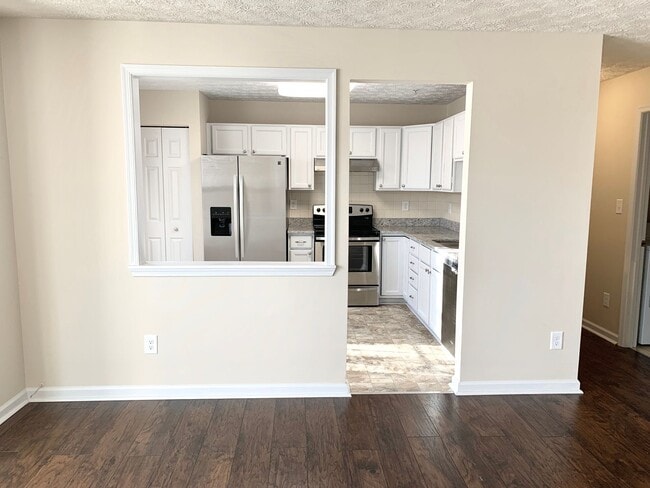 Building Photo - Light Filled 2bd 2bth Penthouse Condo In Piney Orchard!