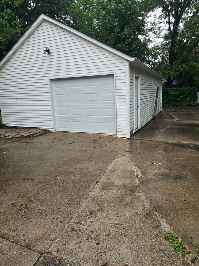 Building Photo - 609 W Willcox Ave