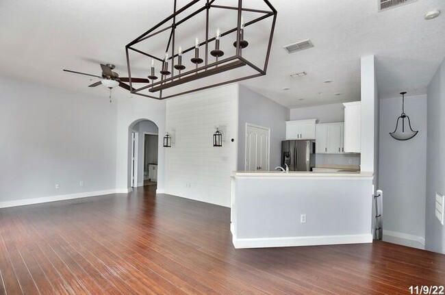 Building Photo - Beautiful 2/2 Spacious Condo with 1 Car Ga...