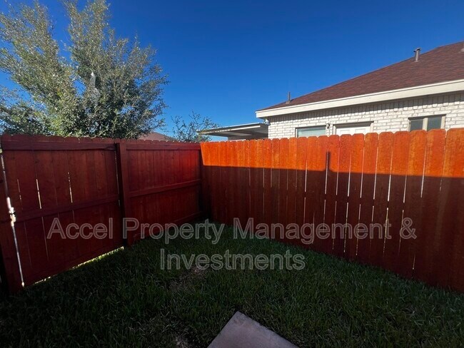 Building Photo - 1327 W Garfield Ave