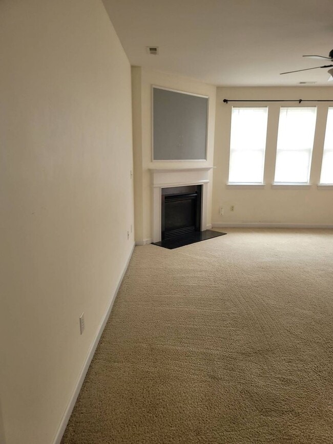 Building Photo - Nice Townhome off Providence Rd/485 South