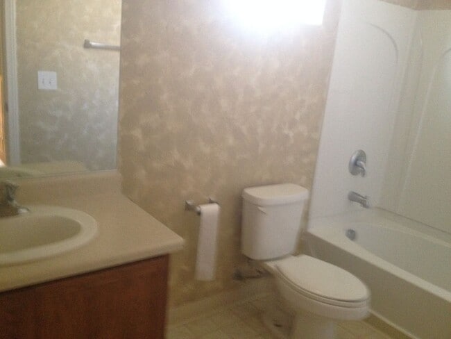 Building Photo - 3 Bed/2.5 bath. All Tile Downstairs. Open Great Room floor plan.