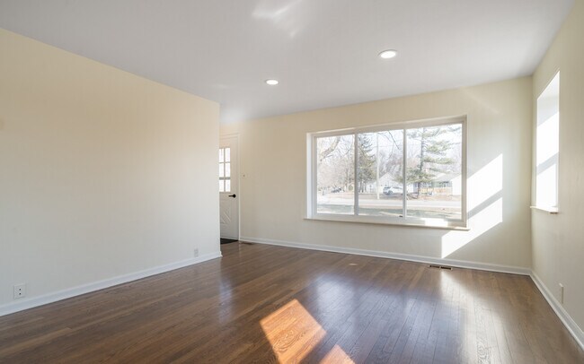 Building Photo - 83 W Drahner Rd