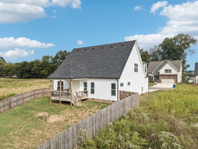 Building Photo - 3 Bedroom 2 1/2 Bathroom Home!!