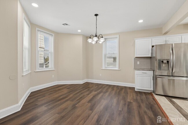 Building Photo - 327 Main St