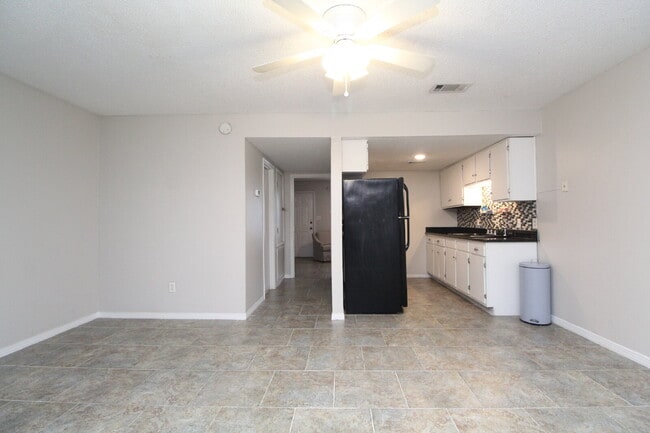 Building Photo - Updated 2BR/1.5BA End-Unit Townhome Near N...