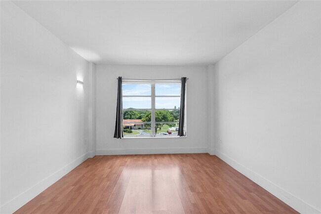 Building Photo - 4164 Inverrary Dr