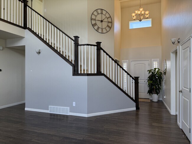 Building Photo - 744 W Ridgeline Dr