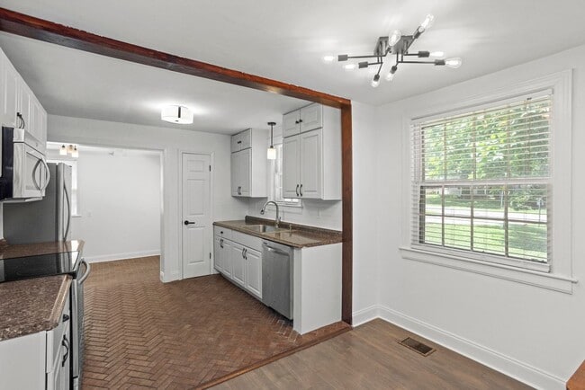 Building Photo - 1001 Horseshoe Dr
